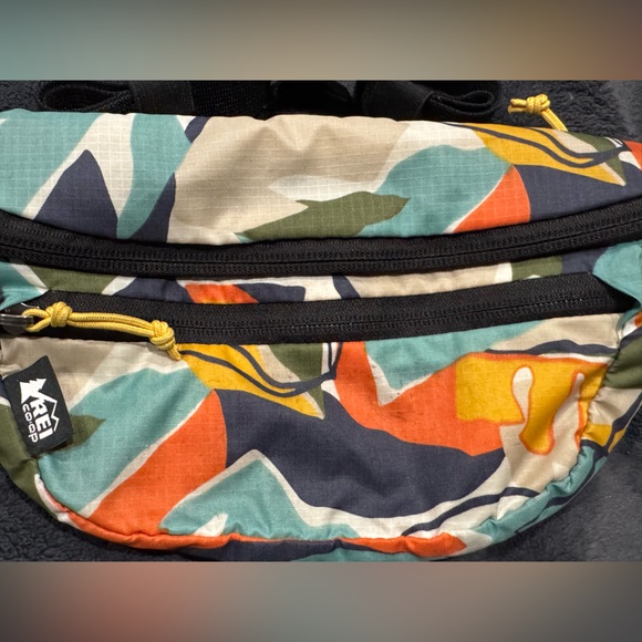 REl Co-op Trail 2 Print Waist Pack with a unique Tropical leaf pattern - Picture 3 of 16